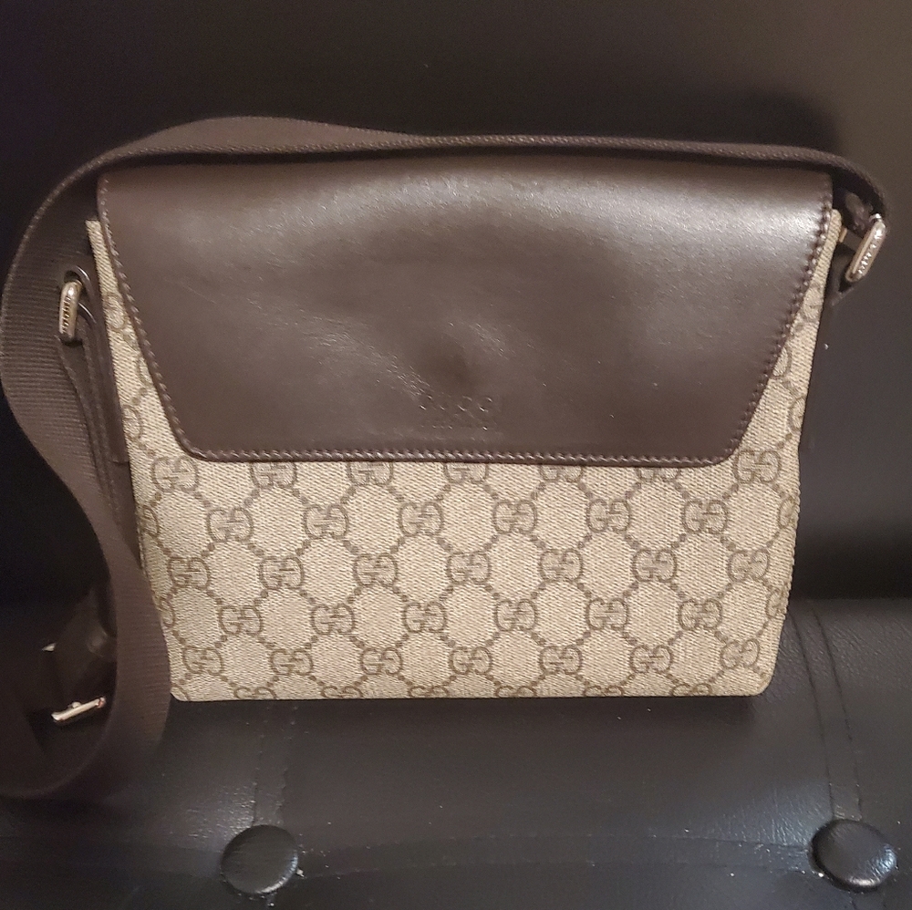 Mini crossbody Gucci bag.
